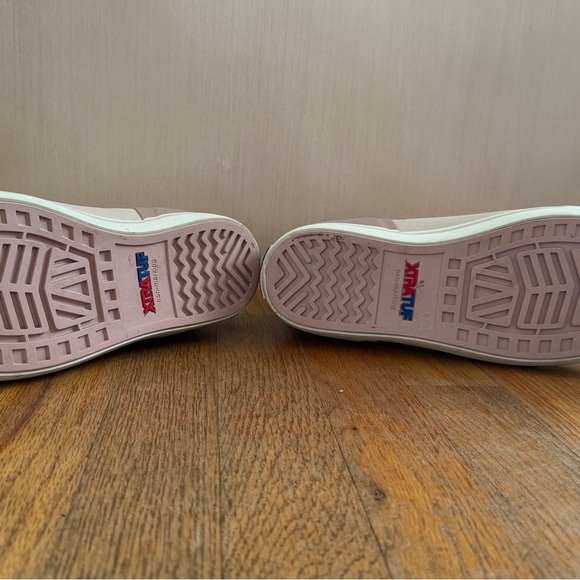 Woman’s light pink Xtratuf boots - Picture 2 of 4